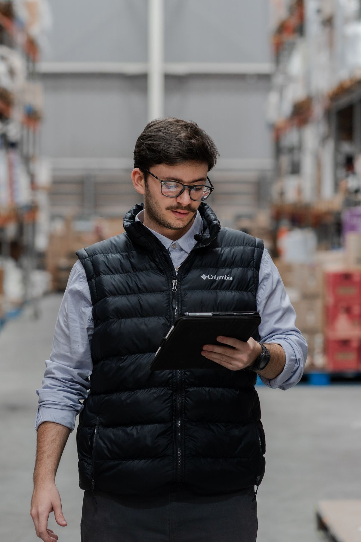 Encargado de bodega revisando inventario en una tablet